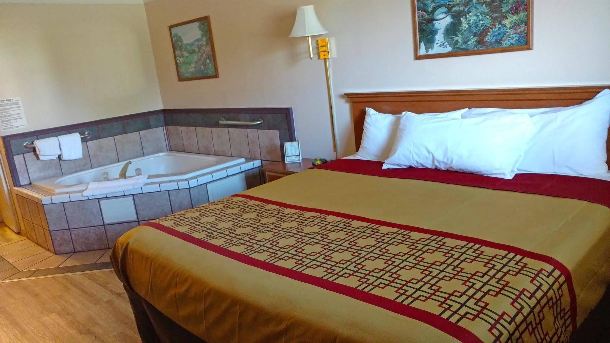 Americas Best Value Inn & Suites Thief River Falls Exteriör bild