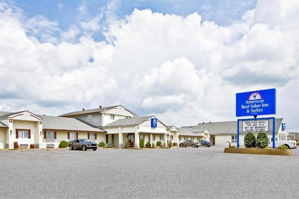 Americas Best Value Inn & Suites Thief River Falls Exteriör bild