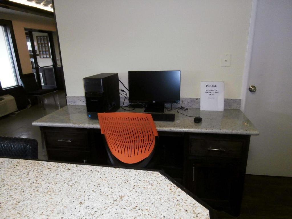 Americas Best Value Inn & Suites Thief River Falls Exteriör bild