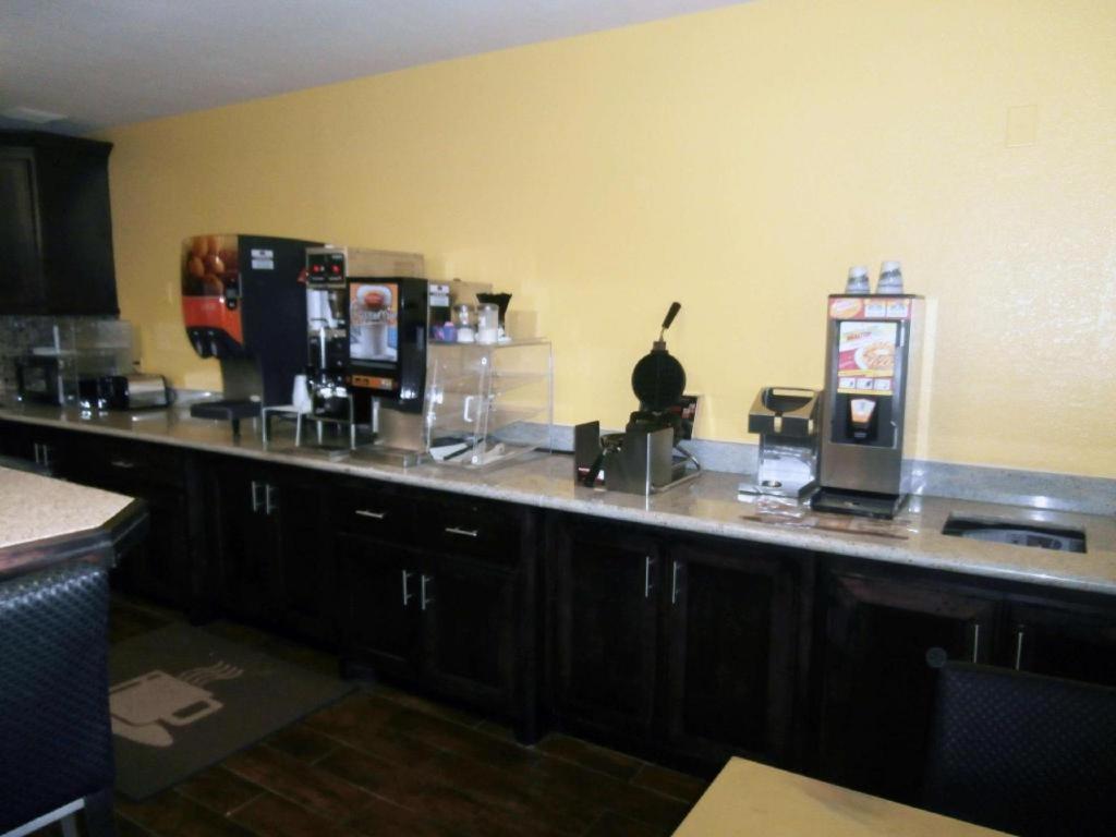 Americas Best Value Inn & Suites Thief River Falls Exteriör bild