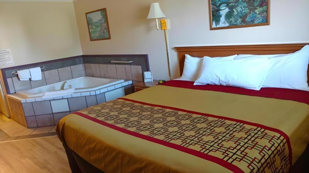 Americas Best Value Inn & Suites Thief River Falls Exteriör bild